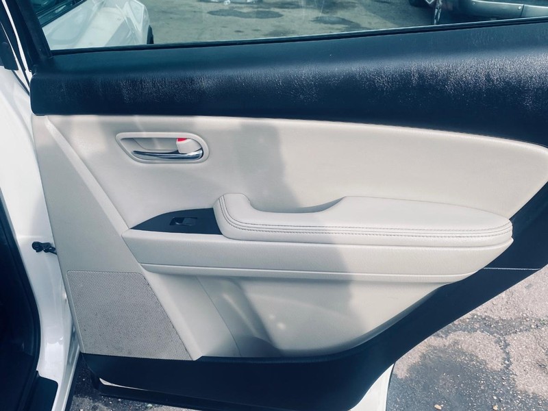 Mazda CX-9 Vehicle Full-screen Gallery Image 18