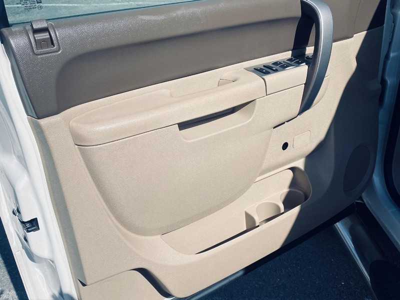 Chevrolet Silverado 1500 Vehicle Full-screen Gallery Image 12