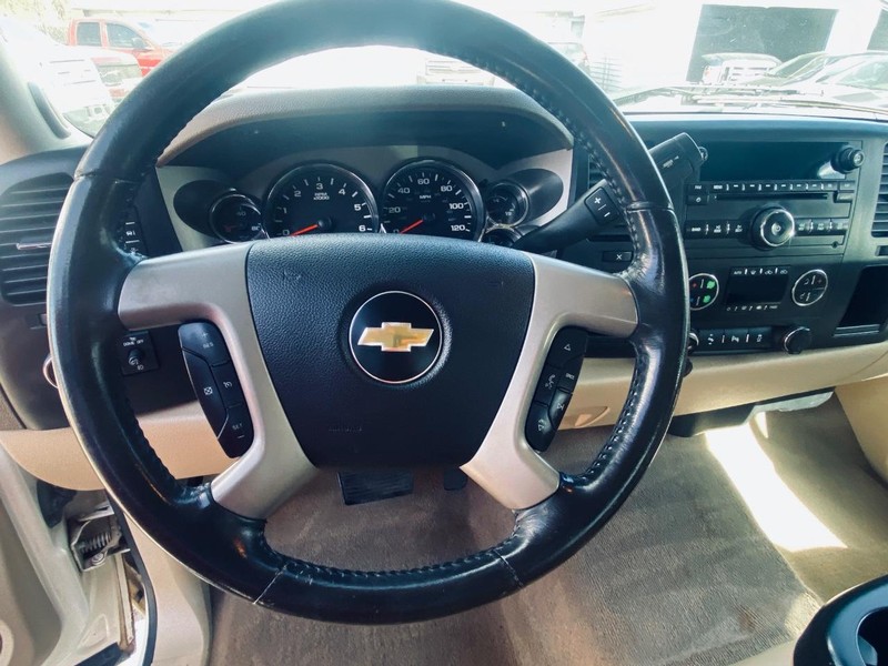 Chevrolet Silverado 1500 Vehicle Full-screen Gallery Image 24