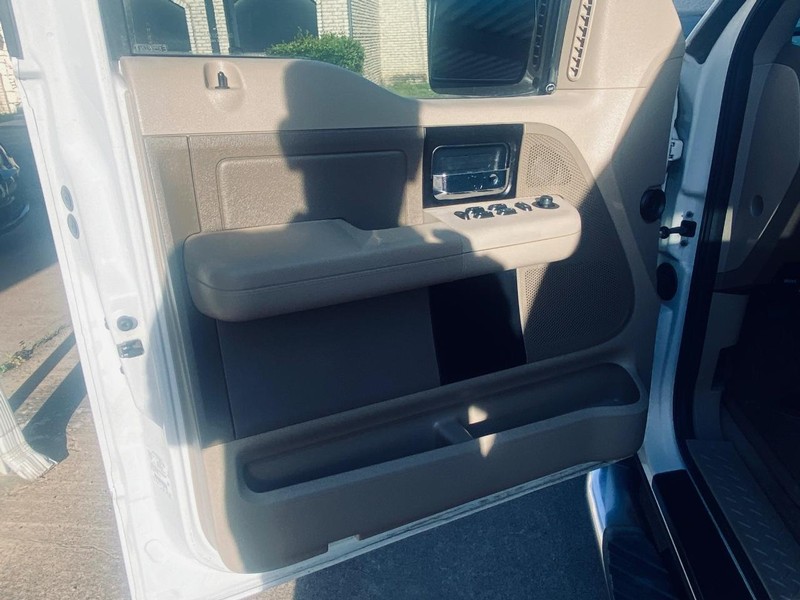 Ford F-150 Vehicle Full-screen Gallery Image 11