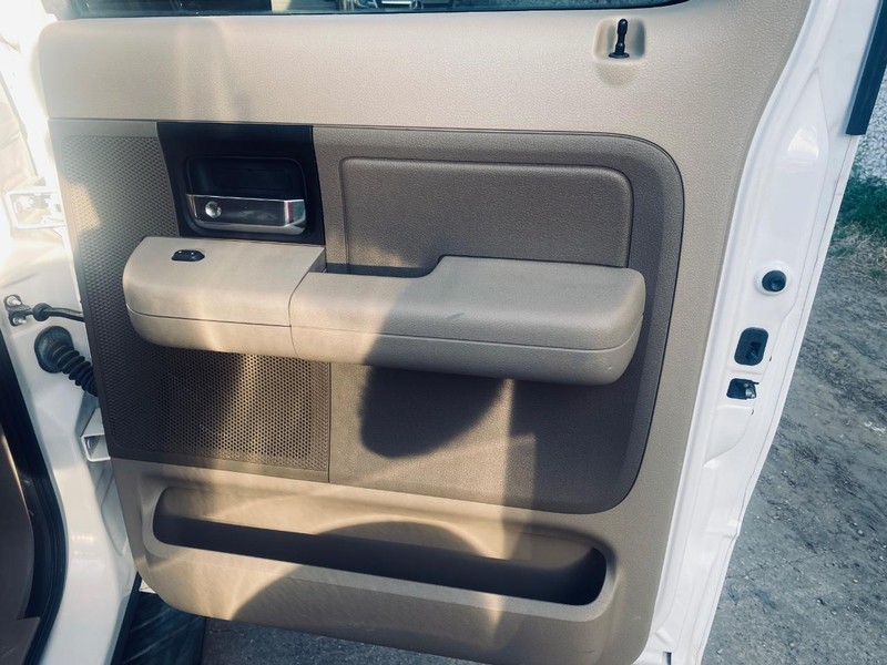 Ford F-150 Vehicle Full-screen Gallery Image 17