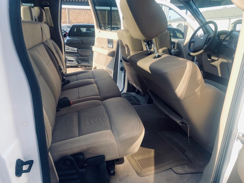Ford F-150 Vehicle Full-screen Gallery Image 18