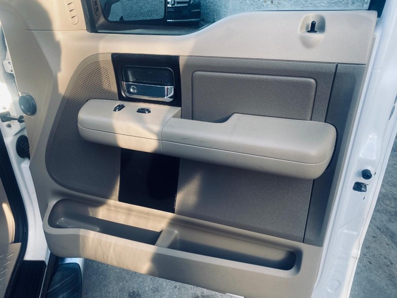 Ford F-150 Vehicle Full-screen Gallery Image 19