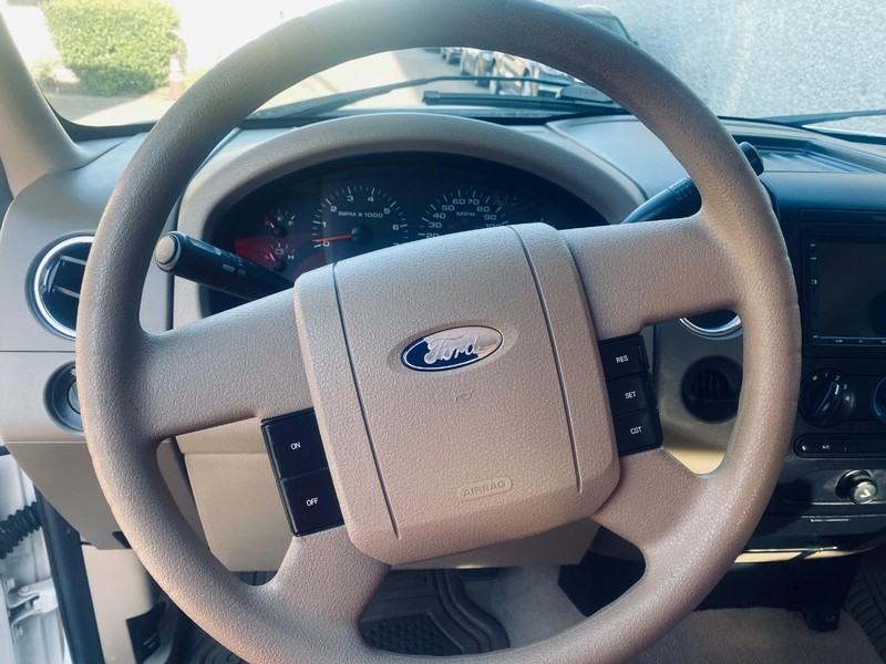 Ford F-150 Vehicle Full-screen Gallery Image 24