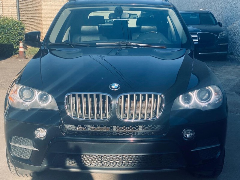 BMW X5 Vehicle Full-screen Gallery Image 09