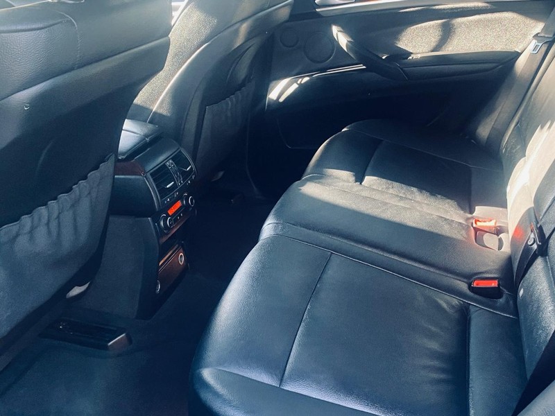 BMW X5 Vehicle Full-screen Gallery Image 14