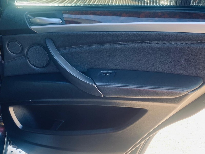 BMW X5 Vehicle Full-screen Gallery Image 18