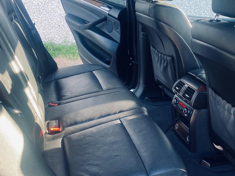 BMW X5 Vehicle Full-screen Gallery Image 19