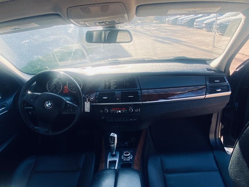 BMW X5 Vehicle Full-screen Gallery Image 24