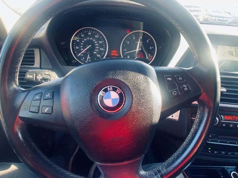 BMW X5 Vehicle Full-screen Gallery Image 25