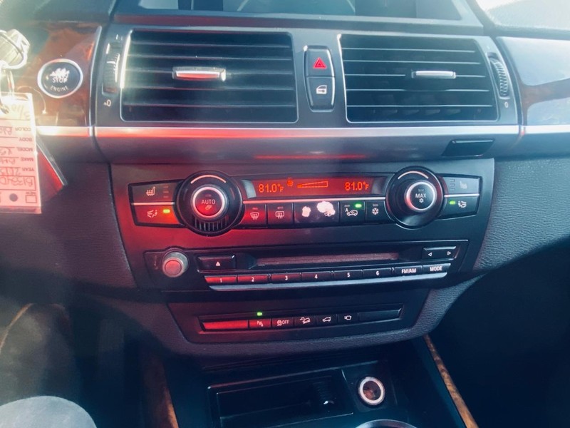 BMW X5 Vehicle Full-screen Gallery Image 28