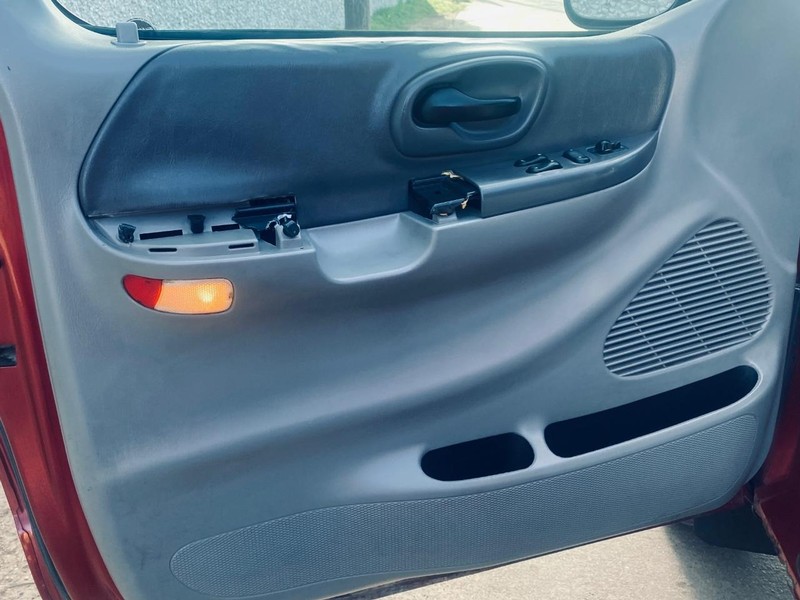 Ford F-150 Vehicle Full-screen Gallery Image 11