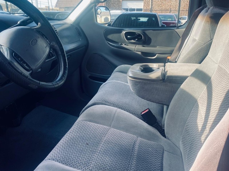 Ford F-150 Vehicle Full-screen Gallery Image 12