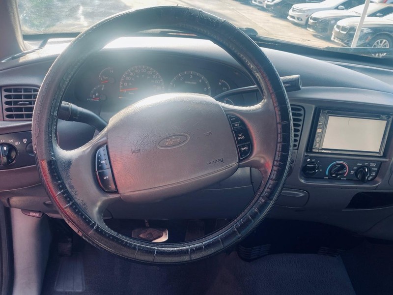 Ford F-150 Vehicle Full-screen Gallery Image 13
