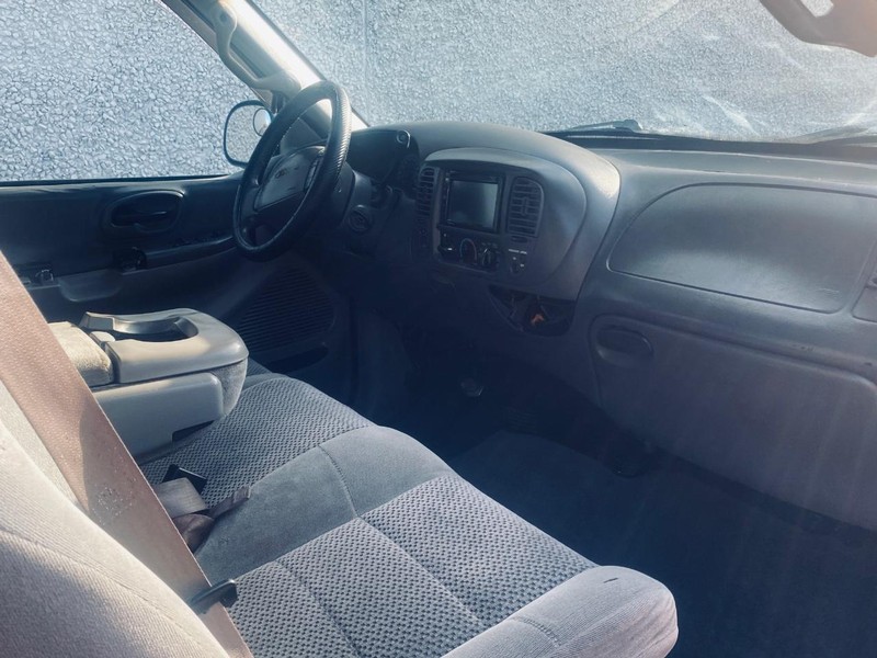 Ford F-150 Vehicle Full-screen Gallery Image 16