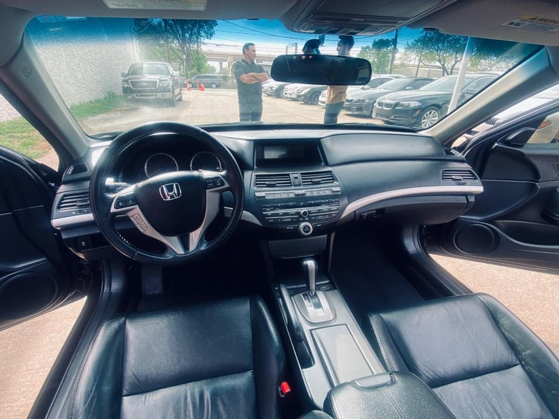 Honda Accord Coupe Vehicle Full-screen Gallery Image 17