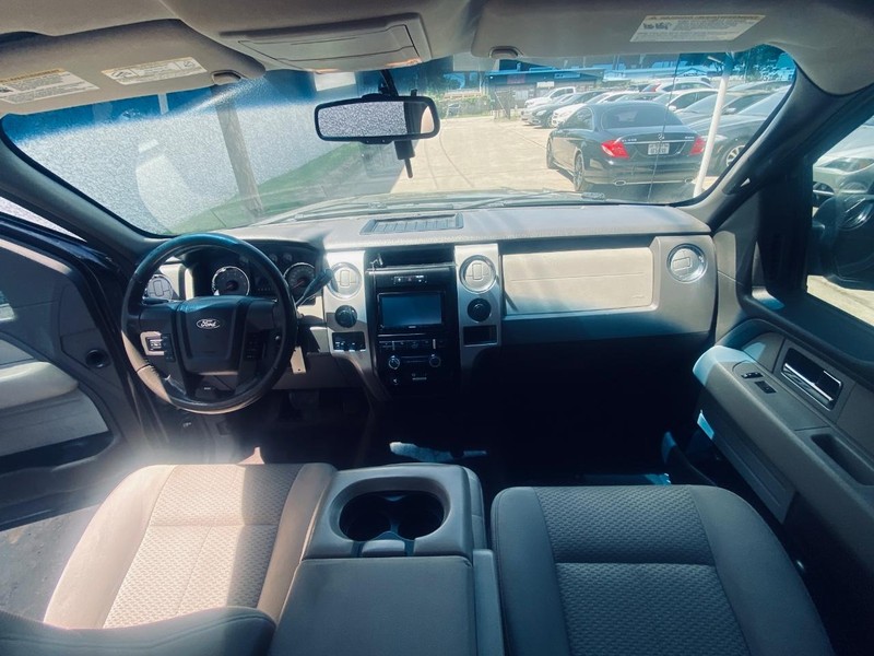 Ford F-150 Vehicle Full-screen Gallery Image 23