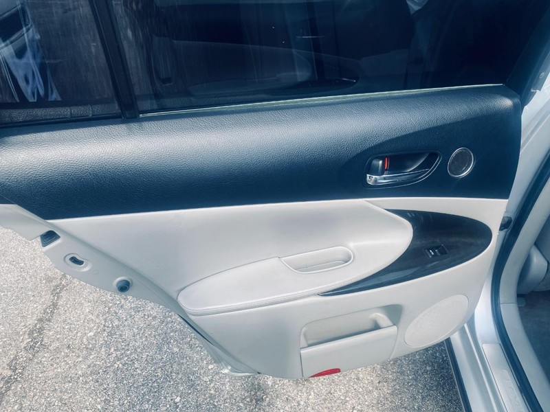 Lexus GS 430 Vehicle Full-screen Gallery Image 16