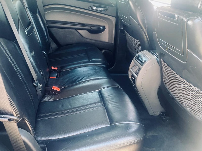 Cadillac SRX Vehicle Full-screen Gallery Image 18