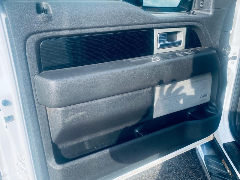 Ford F-150 Vehicle Full-screen Gallery Image 11