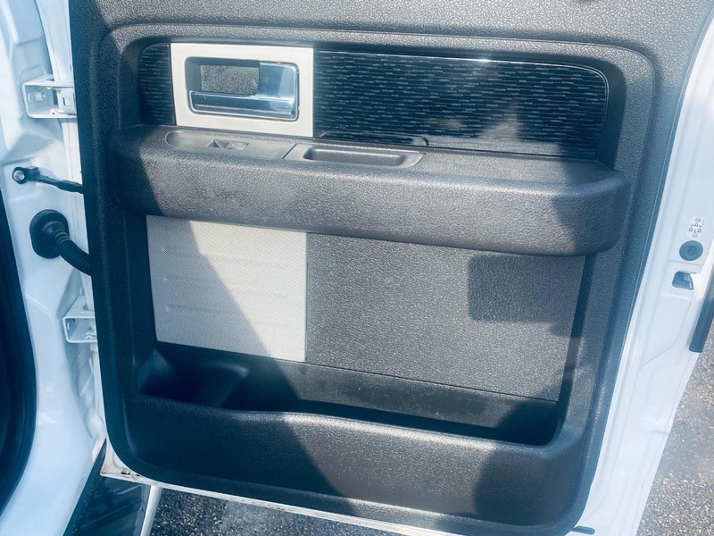 Ford F-150 Vehicle Full-screen Gallery Image 17