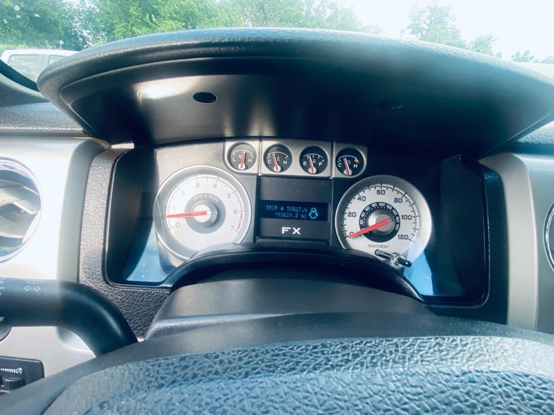 Ford F-150 Vehicle Full-screen Gallery Image 24