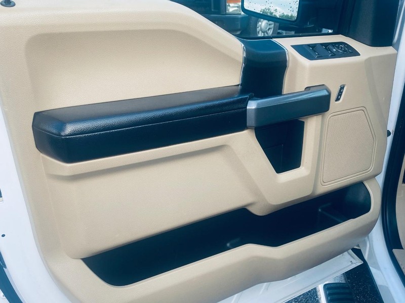 Ford F-150 Vehicle Full-screen Gallery Image 11
