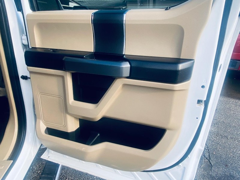 Ford F-150 Vehicle Full-screen Gallery Image 16