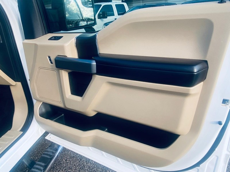 Ford F-150 Vehicle Full-screen Gallery Image 18