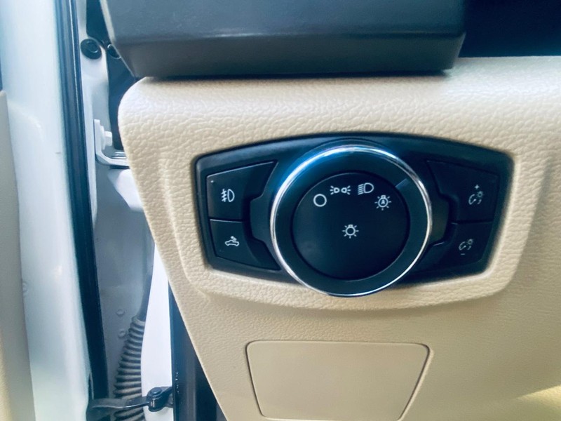 Ford F-150 Vehicle Full-screen Gallery Image 27