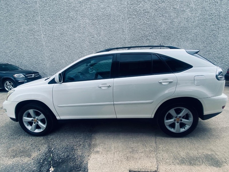 Lexus RX 330 Vehicle Full-screen Gallery Image 02