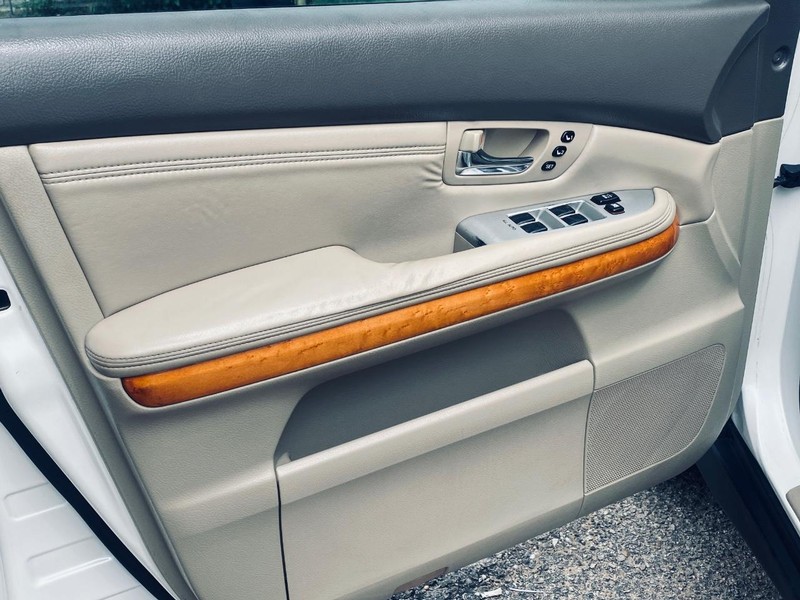 Lexus RX 330 Vehicle Full-screen Gallery Image 11