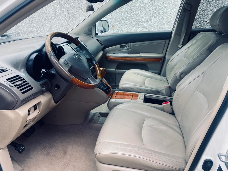 Lexus RX 330 Vehicle Full-screen Gallery Image 12
