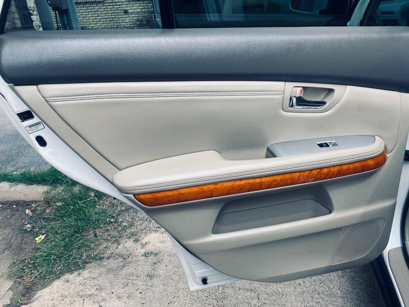 Lexus RX 330 Vehicle Full-screen Gallery Image 13