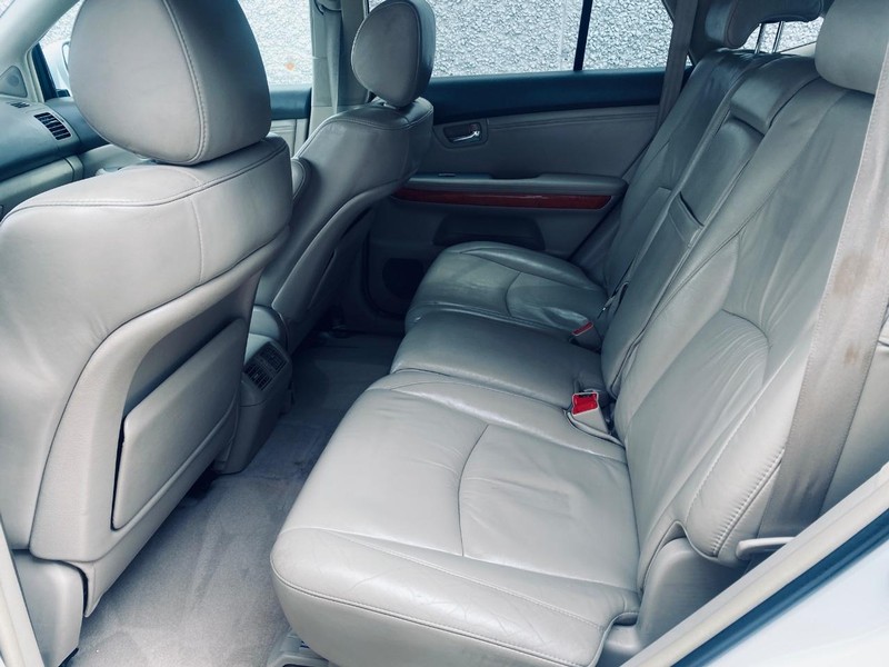 Lexus RX 330 Vehicle Full-screen Gallery Image 14