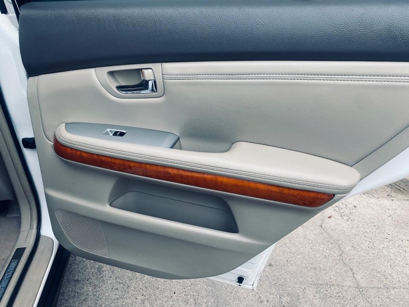 Lexus RX 330 Vehicle Full-screen Gallery Image 18