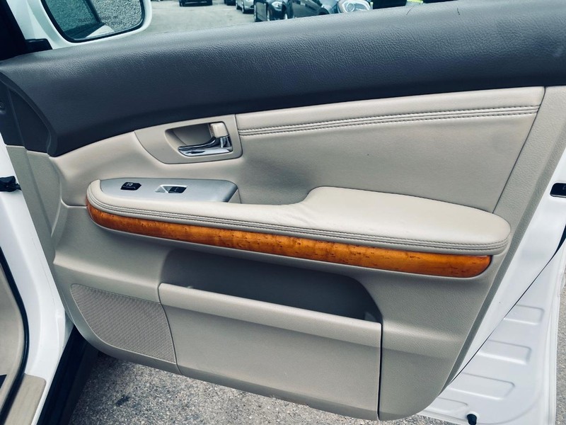 Lexus RX 330 Vehicle Full-screen Gallery Image 21