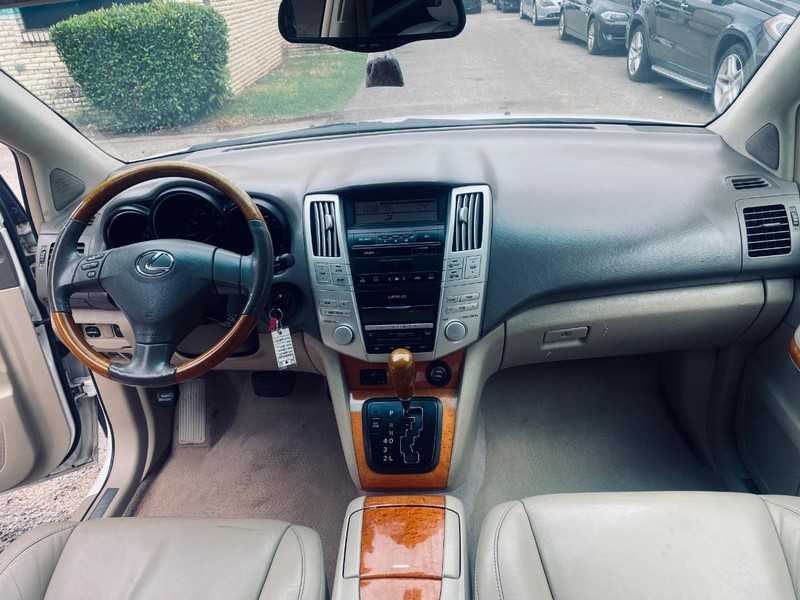 Lexus RX 330 Vehicle Full-screen Gallery Image 23