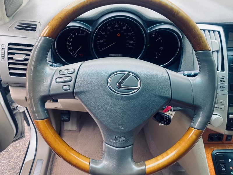 Lexus RX 330 Vehicle Full-screen Gallery Image 24