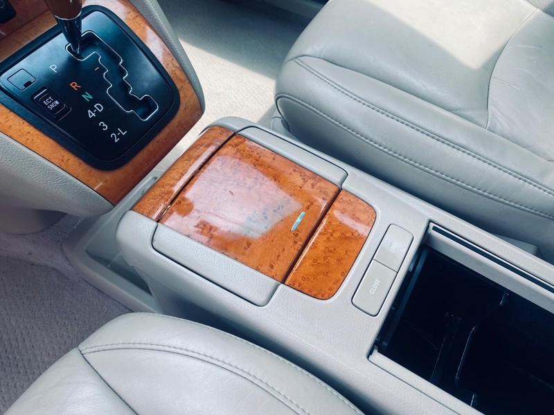 Lexus RX 330 Vehicle Full-screen Gallery Image 27