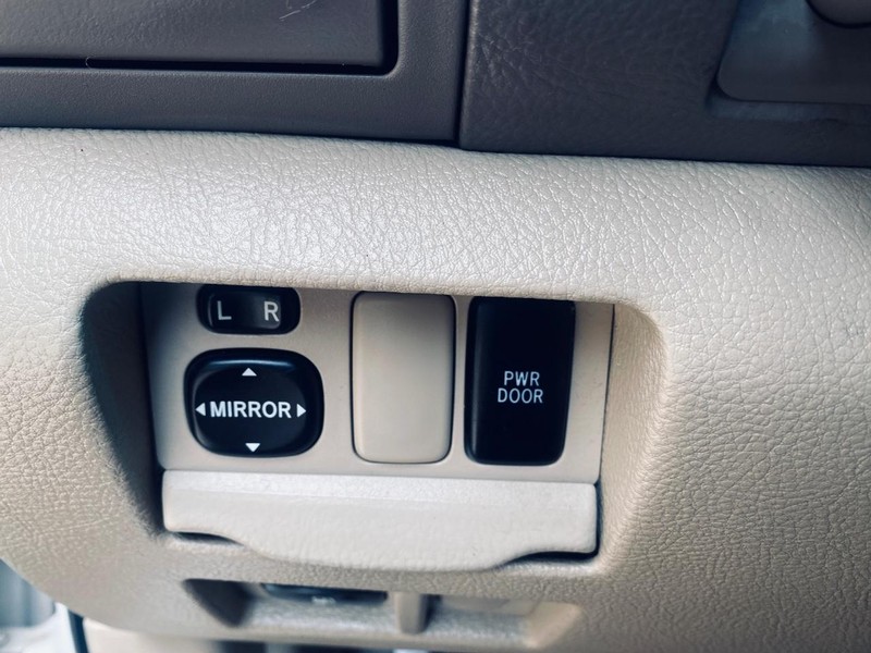 Lexus RX 330 Vehicle Full-screen Gallery Image 28