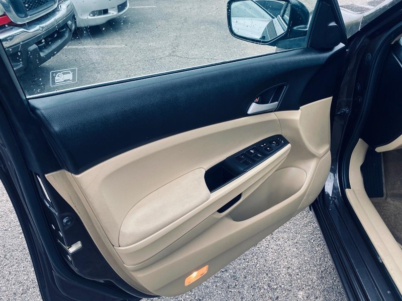 Honda Accord Sedan Vehicle Full-screen Gallery Image 11