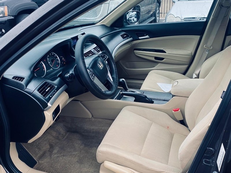 Honda Accord Sedan Vehicle Full-screen Gallery Image 12