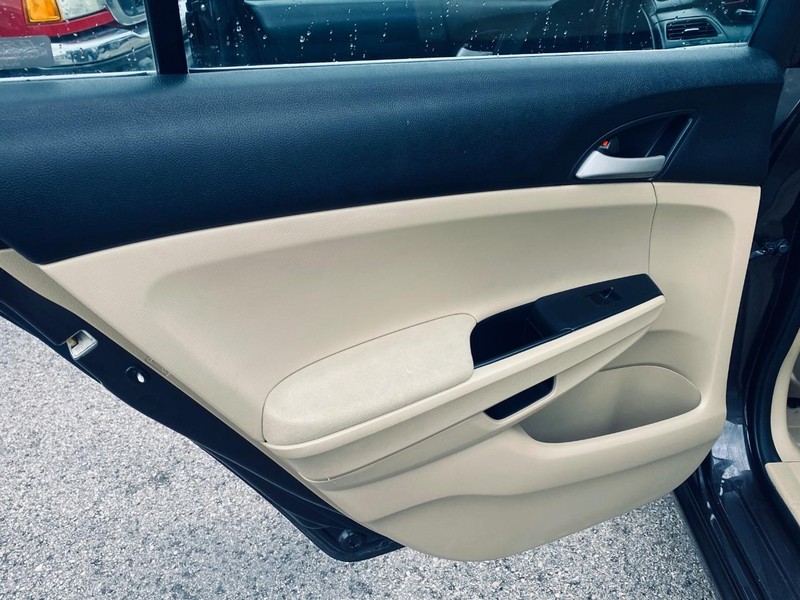 Honda Accord Sedan Vehicle Full-screen Gallery Image 13
