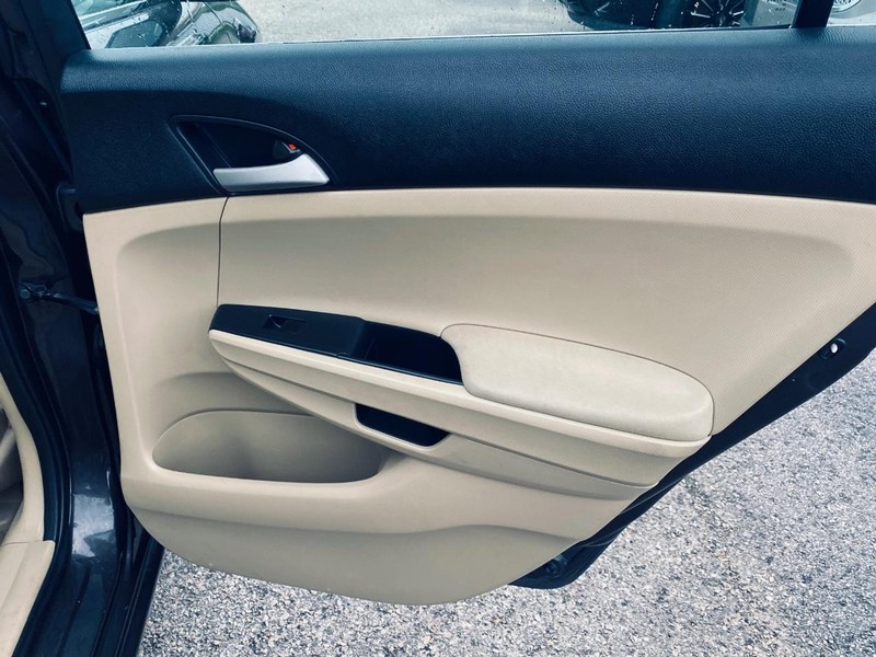 Honda Accord Sedan Vehicle Full-screen Gallery Image 17