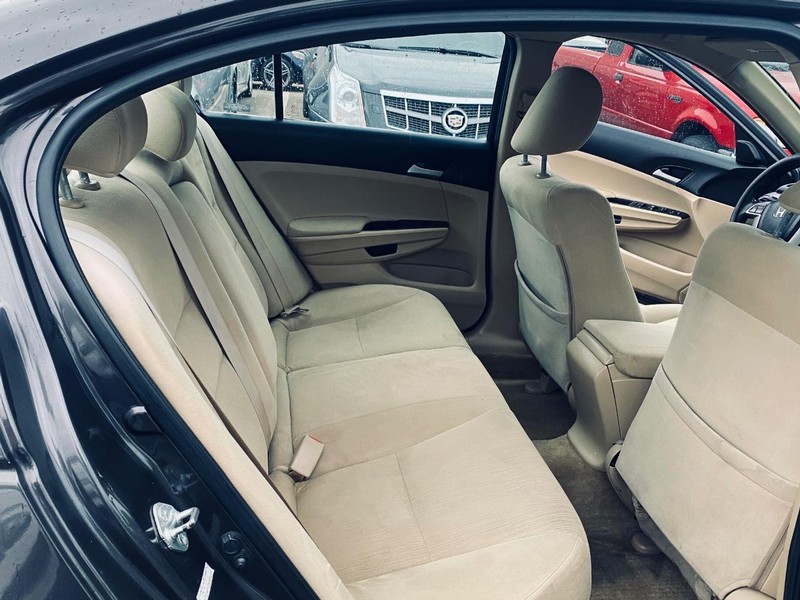Honda Accord Sedan Vehicle Full-screen Gallery Image 18