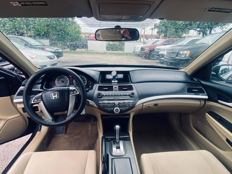 Honda Accord Sedan Vehicle Full-screen Gallery Image 24