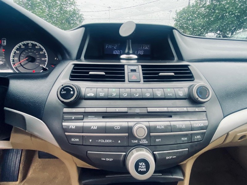 Honda Accord Sedan Vehicle Full-screen Gallery Image 25