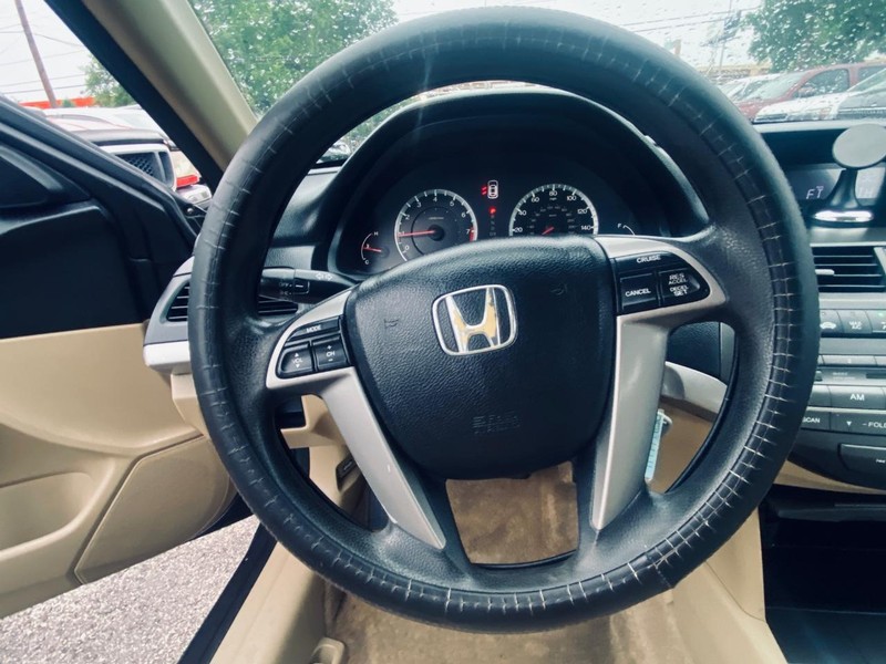 Honda Accord Sedan Vehicle Full-screen Gallery Image 26