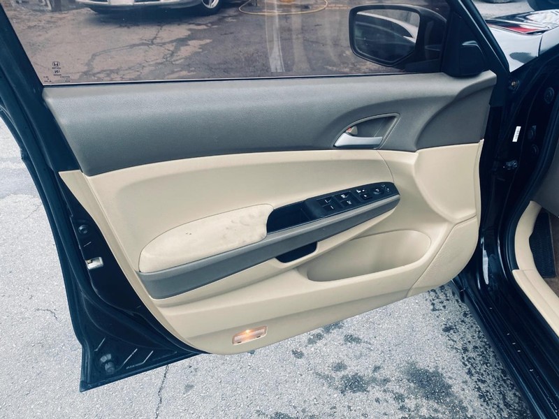 Honda Accord Sedan Vehicle Full-screen Gallery Image 11